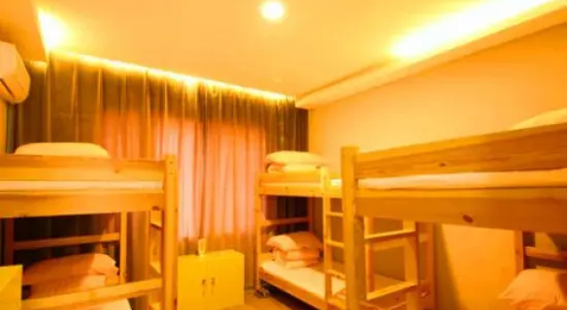 Кровать в общем номере (мужской номер) Crystal Crown Hotel Kuala Lumpur