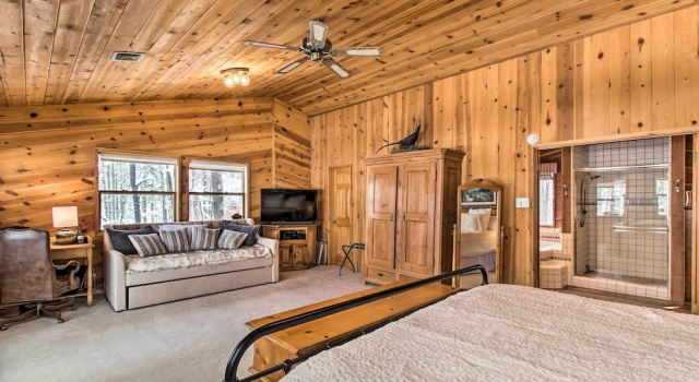 Коттедж Pinetop Cabin with Private Patio on Eighth Green