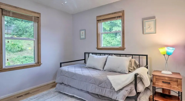 Charming Mills River Home w/ Porch & Yard!, Забронировать Дом для отпуска Виллы Аппалачей, Вилла