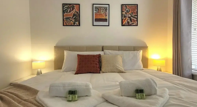 Last Minute Deals 4BR House of Four Chimneys, Book Feriehus Peterborough 