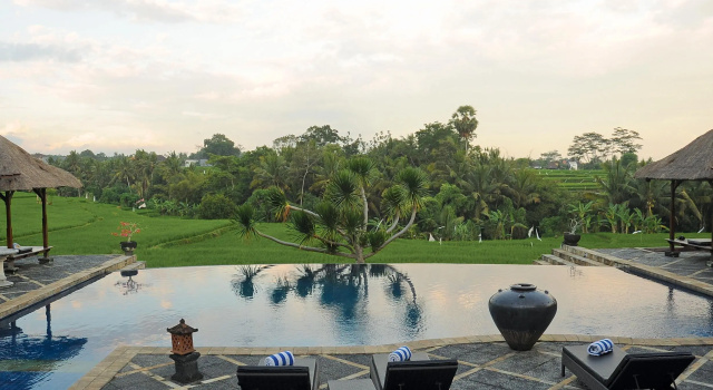 Кровать в общем номере Bumi Ubud Resort