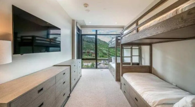 Luxury 4 Bedroom Ski in, Ski out Residence in the Heart of Snowmass Base Village With Rooftop Infinity Pool and Private Ski Lockers, Забронировать Отель Отели Сноумасс-Виллидж с парковкой, Парковка
