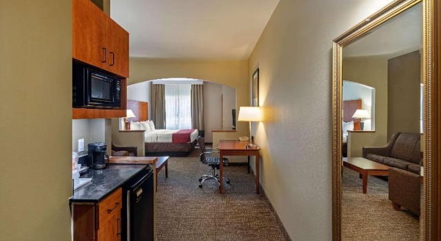 Двухместный люкс с балконом Comfort Suites North Dallas