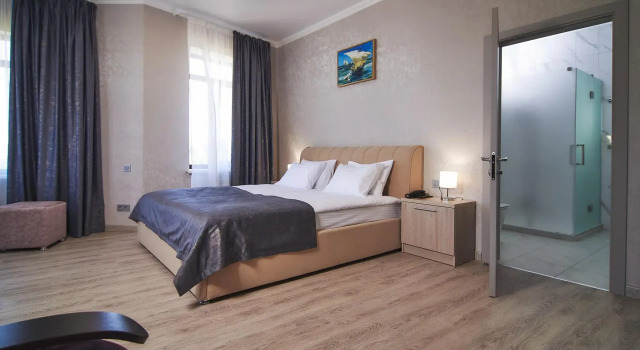 Run Of House Colizey on Lenin