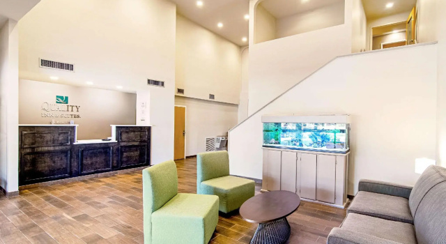 Двухместный номер Standard Quality Inn & Suites Near Tanger Outlet Mall