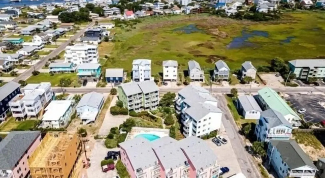 Ocean Breeze - Stunning Views - Oceanfront - 3rd Floor - You Deserve A Beach Vacation! 1 Bedroom Condo by RedAwning, Забронировать Апартаменты/квартира Отели Уилмингтон с парковкой, Парковка