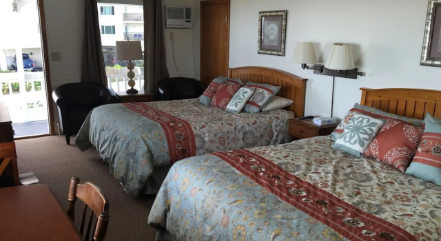 Четырёхместный номер Superior с балконом и с видом на океан The Sandpiper Beachfront Motel