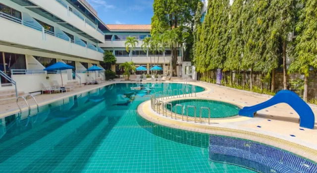 Кровать в общем номере Karon Whale Resort