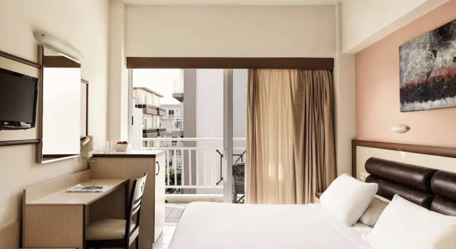 Одноместный номер Standard с балконом Pearl Hotel
