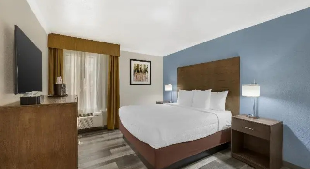 Двухместный люкс с балконом Best Western Airport Albuquerque InnSuites Hotel & Suites