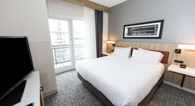 Двухместный люкс c 1 комнатой с балконом Hilton Garden Inn Savannah Historic District