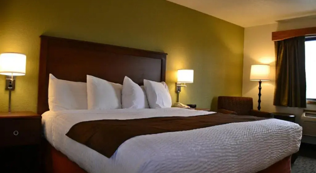 Номер Standard AmericInn by Wyndham Calumet