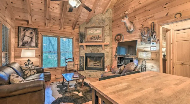 Cherry Log Cabin: 10 Min to Ellijay/blue Ridge!, Rezerwuj Dom wakacyjny Blue Ridge 