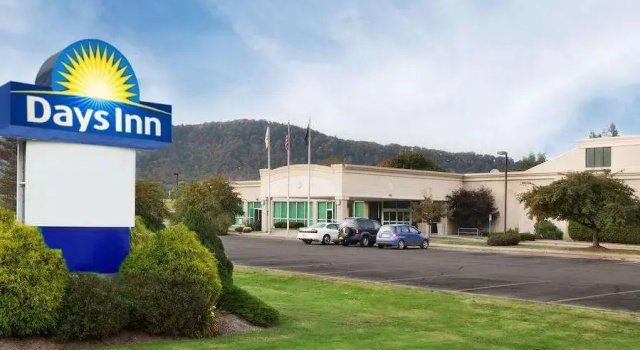 Четырёхместный номер Standard Days Inn by Wyndham Warren