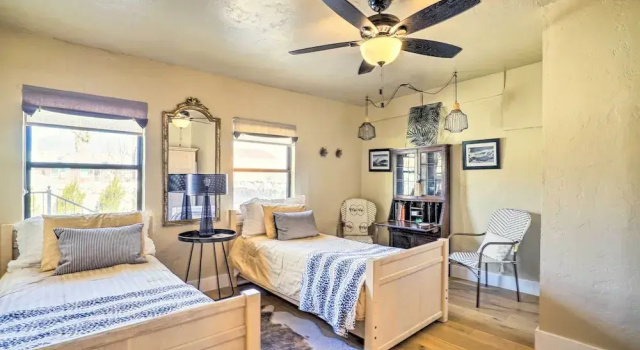 Коттедж с 2 комнатами с балконом Colorful El Paso Home w/ Deck & Mtn Views!