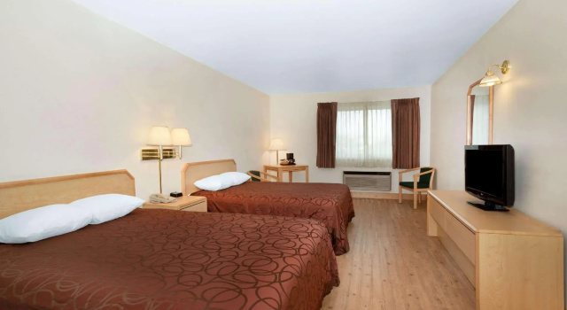 Четырёхместный номер Standard Inn at Lander, Travelodge by Wyndham