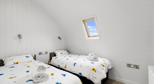 Chalet in Hertford With Lakeview Hot Tub, Book Chalet Hertford 