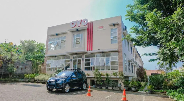 OYO 365 Tya Family Guest House Syariah, Rezervovat Penzión East Java hotely s parkováním, Parkování