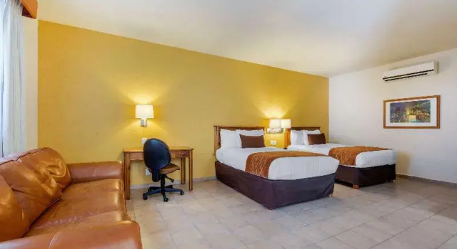 Четырёхместный люкс с балконом Comfort Inn Tampico