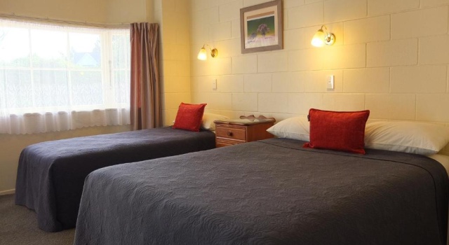Семейные апартаменты Colonial Court Motel