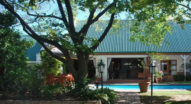 Кровать в общем номере Sunninghill Guest Lodges