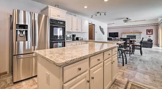 Коттедж Spacious Lakefront Home with Sunroom and Bar!