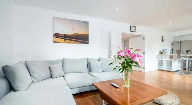 2BR Home in London W/terrace + Parking, Забронировать Отель Отели Большого Лондона с парковкой, Парковка