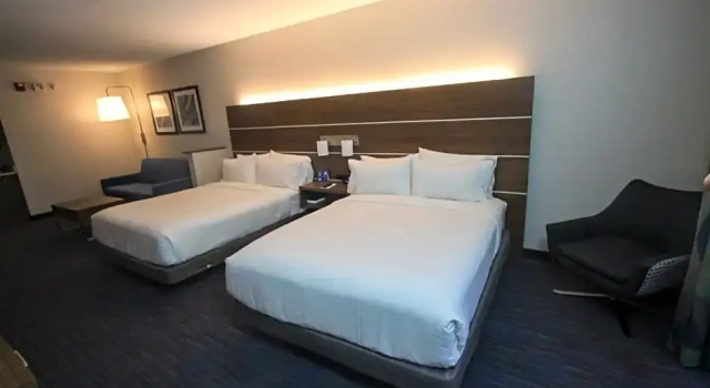 Четырёхместный люкс Holiday Inn Express Hotel & Suites Charleston - North by IHG
