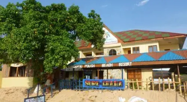 Kangaroo Pouch Beach Resort, Đặt Khu nghỉ dưỡng Busua Western region