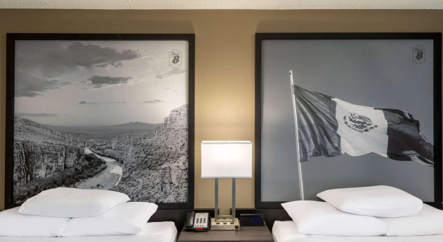 Super 8 by Wyndham Laredo, Book Hotel Laredo hoteller med parkering, Parkering