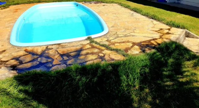 Ótima Casa Caldas Novas 2 km do centro para ate 14 pesssoas com piscina aquecida, churrrasqueira, Wifi, Забронировать Отель Отели Калдас-Новас с парковкой, Парковка