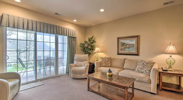 Cozy Holiday Getaway: Branson Condo 3 Mi to Dtwn!, Book Lejlighed Missouri hoteller med parkering, Parkering