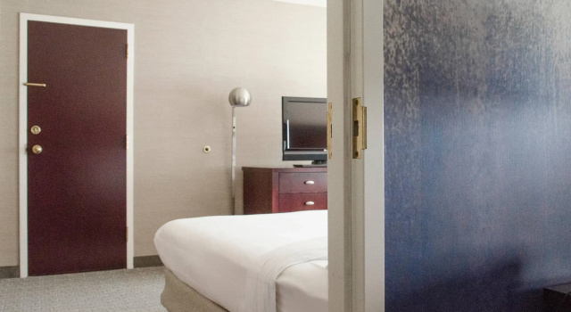 Четырёхместный номер Standard Minneapolis Marriott West