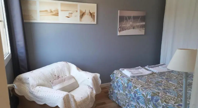 60 m2 , 2 chambres, très calme, plage et commerces à 3 minutes à pied, WIFI fibre optique et parking gratuit, Забронировать Апартаменты/квартира Отели Var coast с парковкой, Парковка
