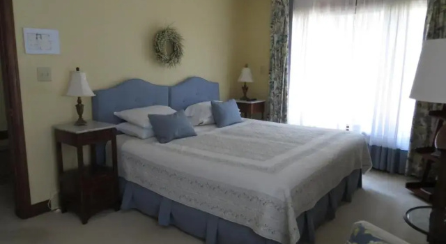Cedar Gables Bed & Breakfast, Забронировать Отель Отели Niagara Falls and Wine Country с парковкой, Парковка