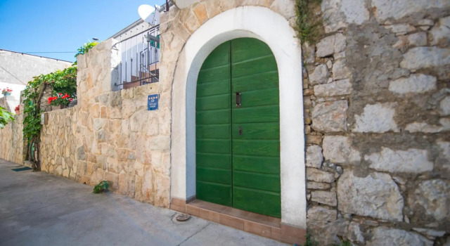 Hanna Cozy Old Stone House