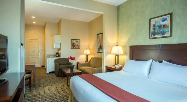Люкс Holiday Inn Express Hotel & Suites Youngstown North-Warren/Niles by IHG