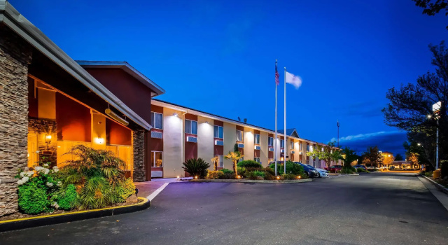 Кровать в общем номере Best Western Plus Corning Inn