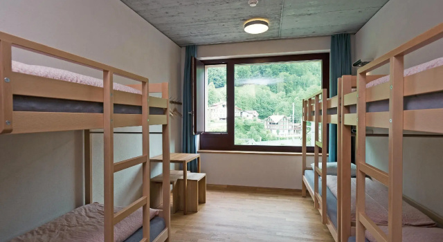 Кровать в общем номере Interlaken Youth Hostel