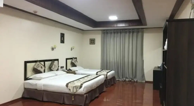 Семейный номер Standard с балконом Hotel Yadanar Oo