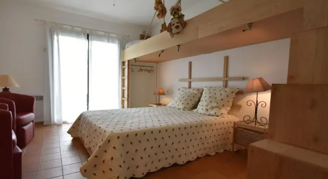 Spacious Villa With Heated Pool With Super Slide Between the Beach and Lake, Rezerwuj Willa Magalas 
