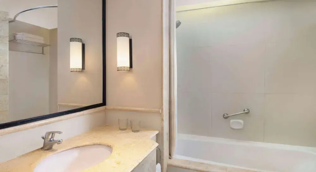 Двухместный номер Deluxe с балконом и с видом на сад Mustika Yogyakarta Resort and Spa