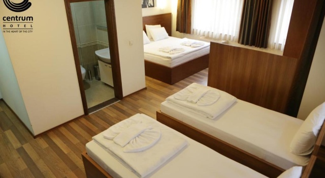 Четырёхместный номер Standard с балконом и с видом на город Hotel Centrum Prizren