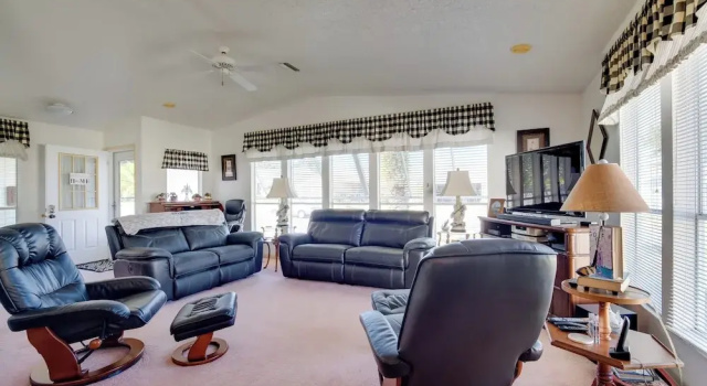 Коттедж Lady Lake House with Lanai and Community Pool!