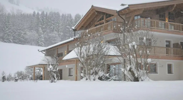 Alpen Chalet Dorfwies, Забронировать Шале Отели Кирхберг-ин-Тироля с парковкой, рядом с Schatzerlift, Парковка