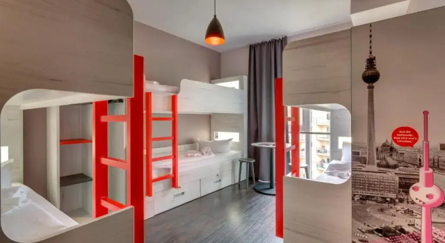 Кровать в общем номере MEININGER Hotel Berlin Alexanderplatz