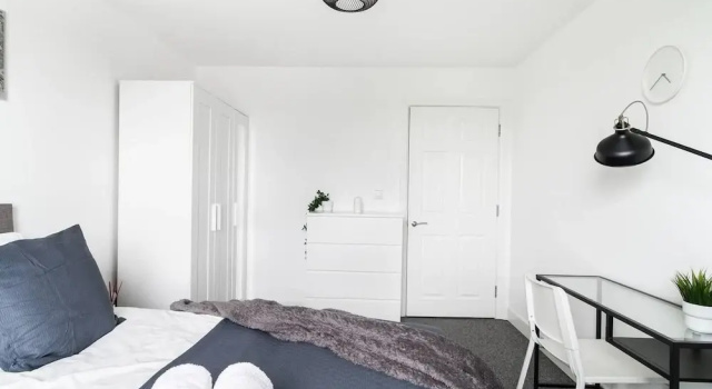 Livestay - One Bed Apt, Free Parking, Sleeps 4, Забронировать Апартаменты/квартира Отели Слау с парковкой, Парковка