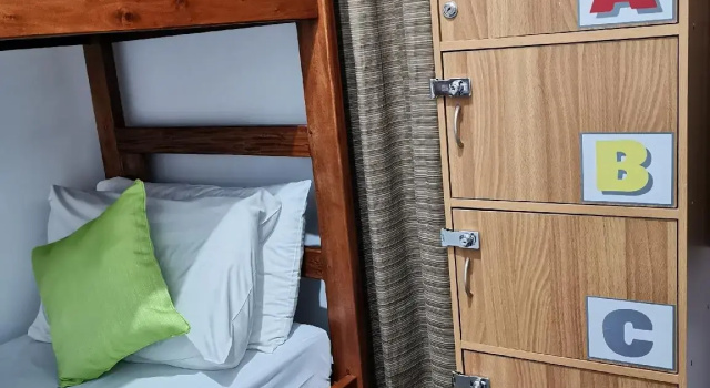 V - Rooms Hostel - Adults Only, Rezerwuj Hostel Hotele w Manila z Parkingiem, Parking