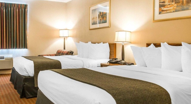 Четырёхместный номер Standard Quality Inn Saint Ignace I-75