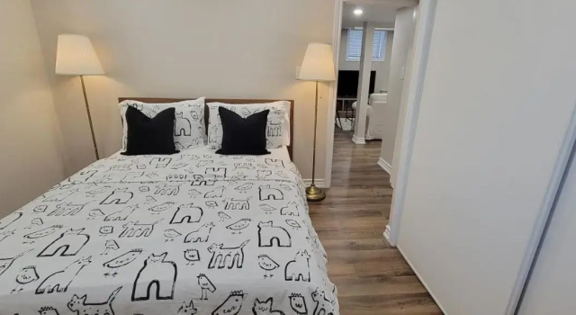 Guest Suite in Whitby, Забронировать Гостевой дом Уитби Durham Region